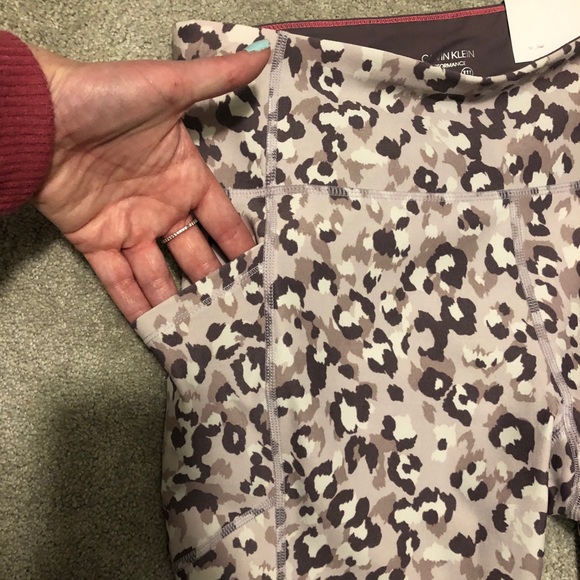 NWOT CK Leopard Print Performance 7/8 Tights - Picture 10 of 11
